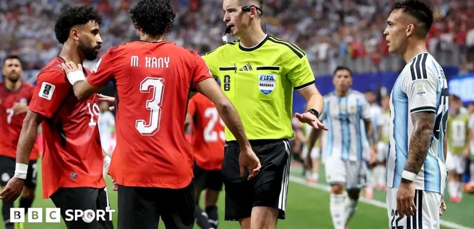 Jugadores y árbitro discutiendo en partido de fútbol