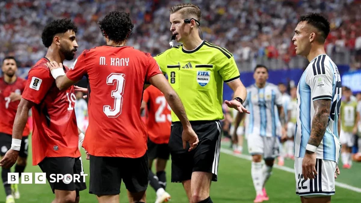Jugadores y árbitro discutiendo en partido de fútbol