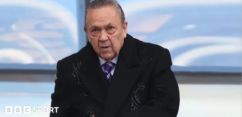 Hombre mayor con abrigo en evento deportivo
