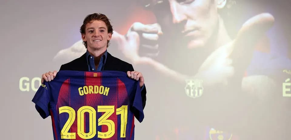 Jugador presenta camiseta del FC Barcelona con el número 2031