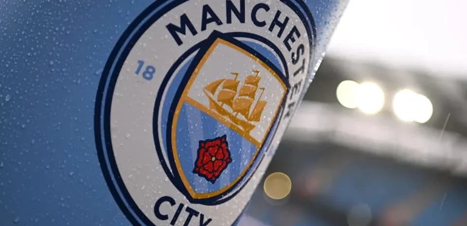 Logotipo de Manchester City con gotas de agua