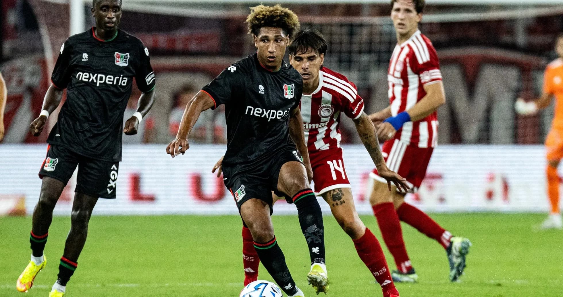 Jugador de NEC Nijmegen en acción contra Olympiakos