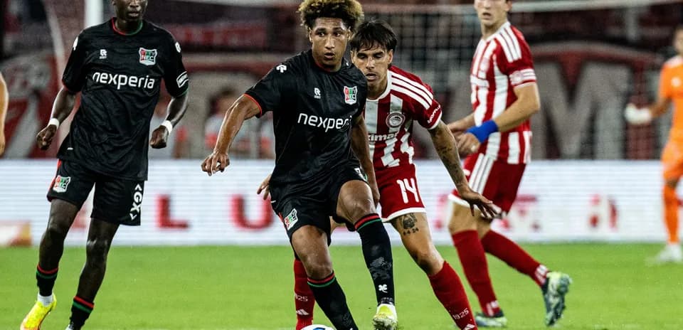 Jugador de NEC Nijmegen en acción contra Olympiakos
