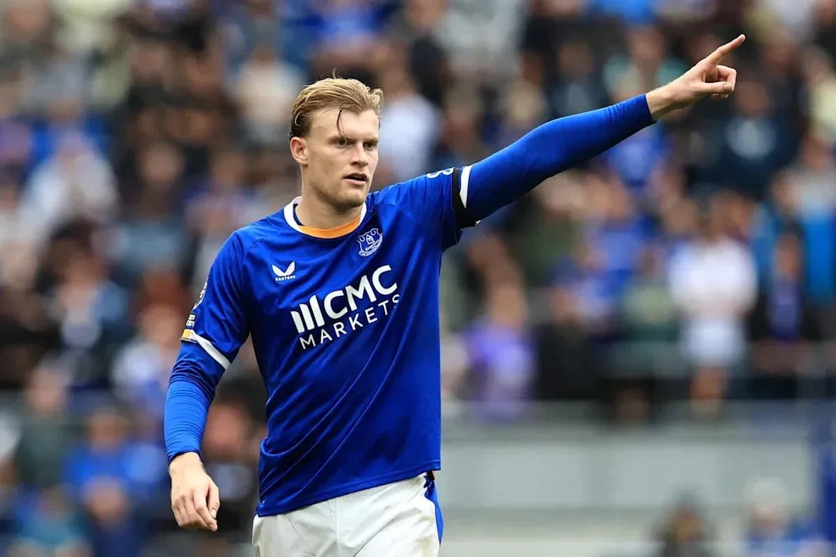Jugador de Everton señalando durante un partido
