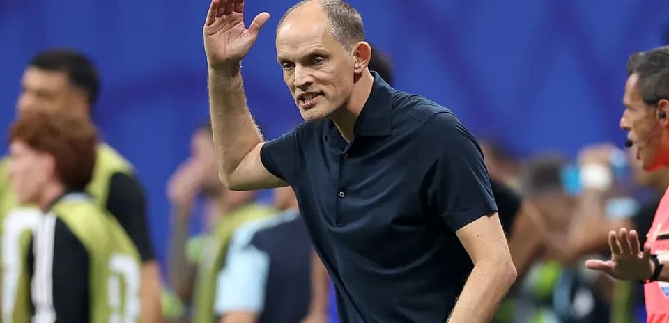Entrenador dirigiendo a su equipo durante el partido