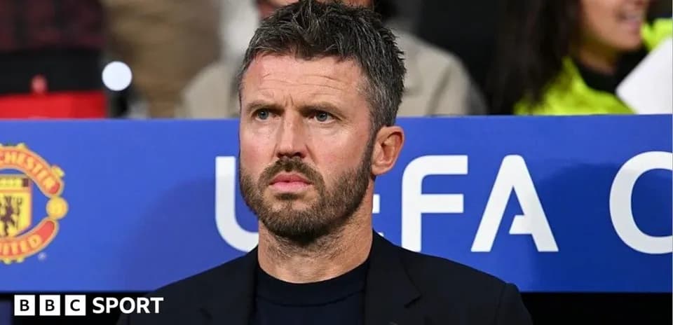 Entrenador observando desde el banquillo durante el partido