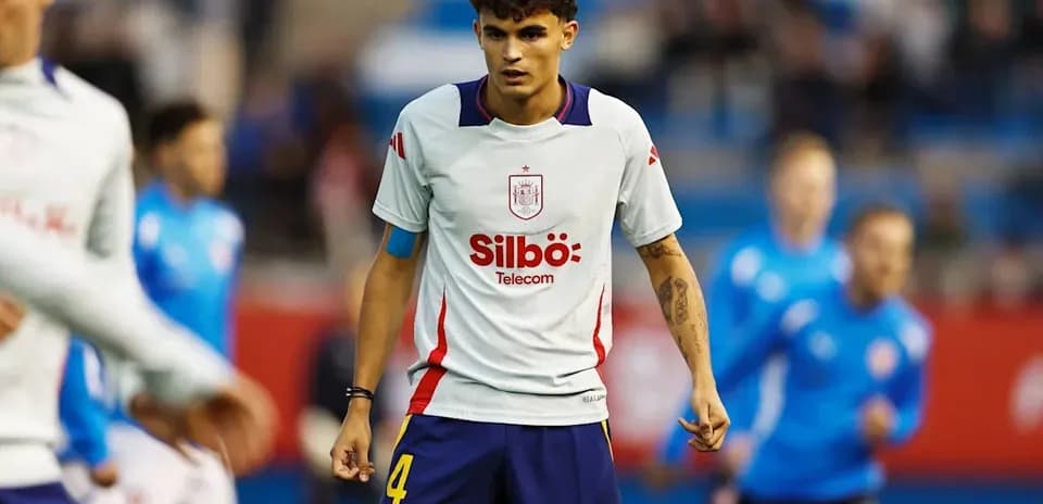 Jugador de fútbol con camiseta de España en acción