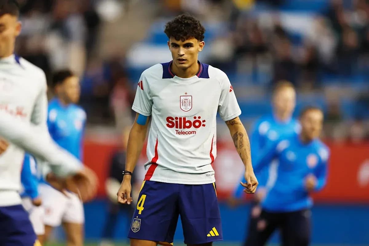 Jugador de fútbol con camiseta de España en acción