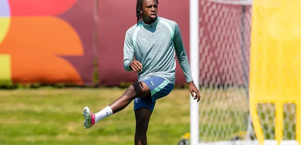 Jugador realizando estiramiento en sesión de entrenamiento