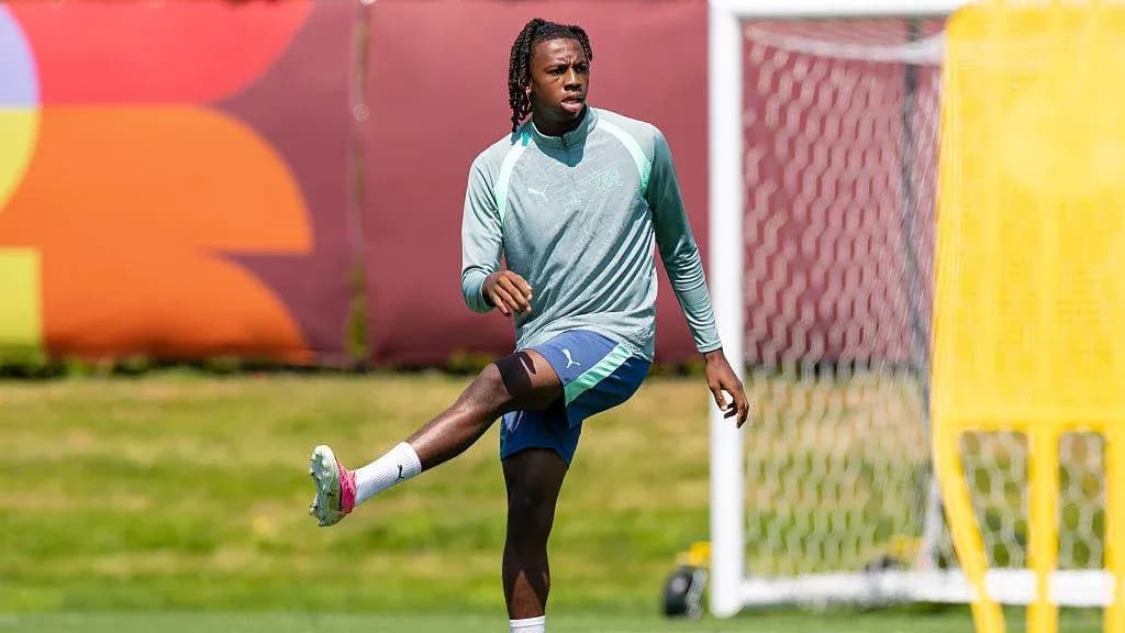 Jugador realizando estiramiento en sesión de entrenamiento