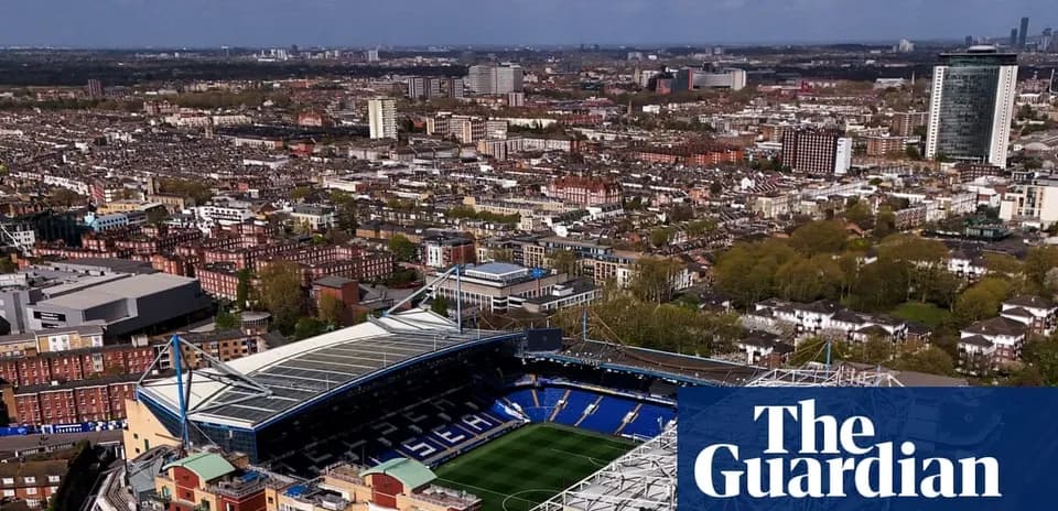 Vista aérea de un estadio y la ciudad circundante