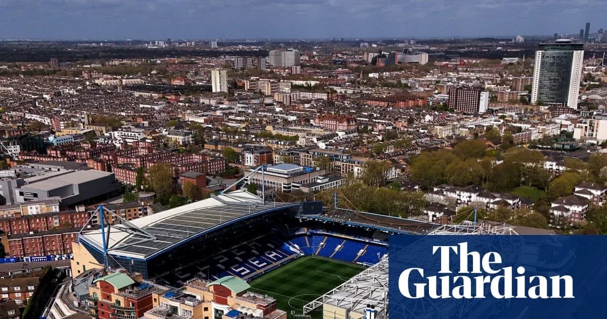 Vista aérea de un estadio y la ciudad circundante