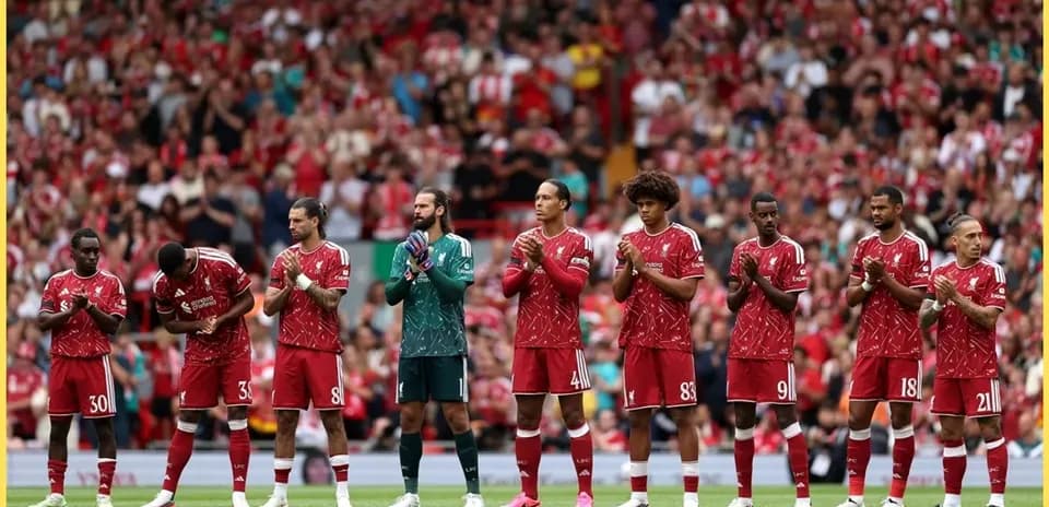 Jugadores de Liverpool aplaudiendo en el campo