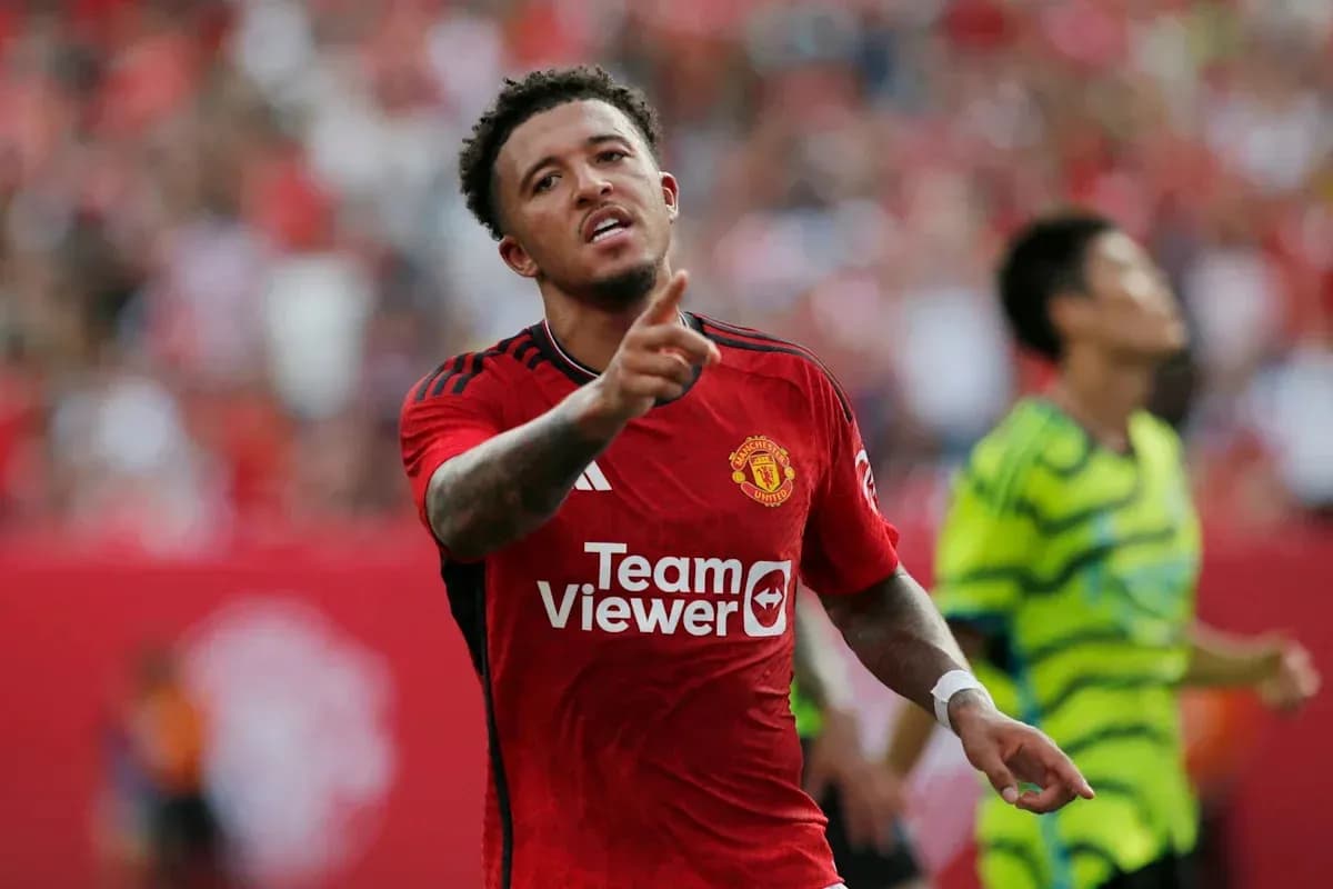 Jugador de Manchester United señalando durante el partido