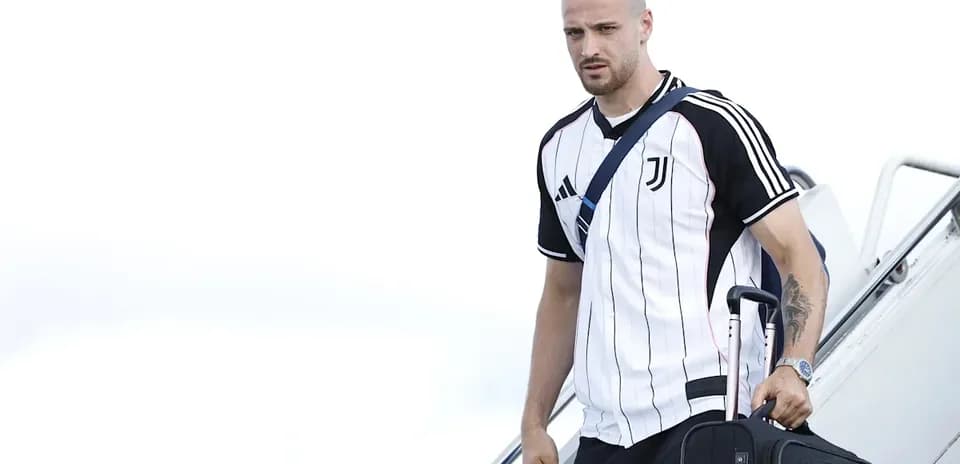 Jugador de Juventus bajando del avión con equipaje