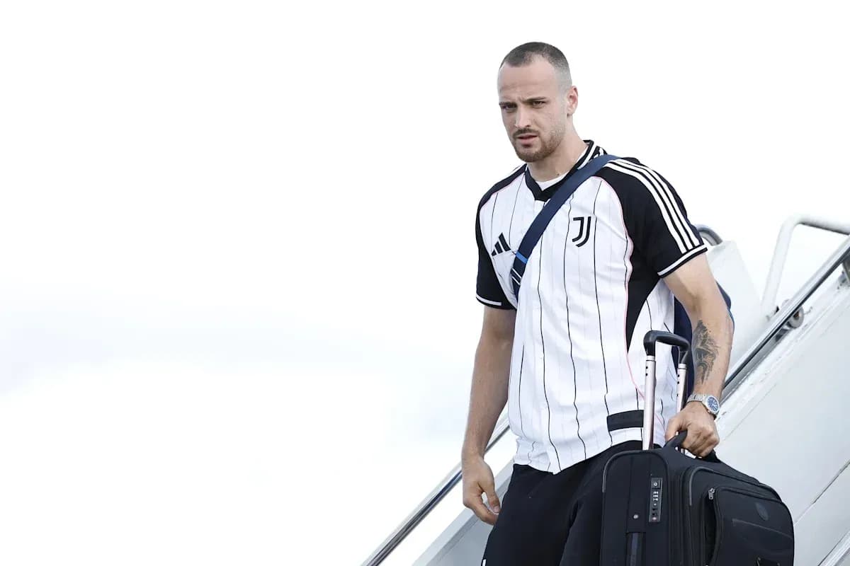 Jugador de Juventus bajando del avión con equipaje