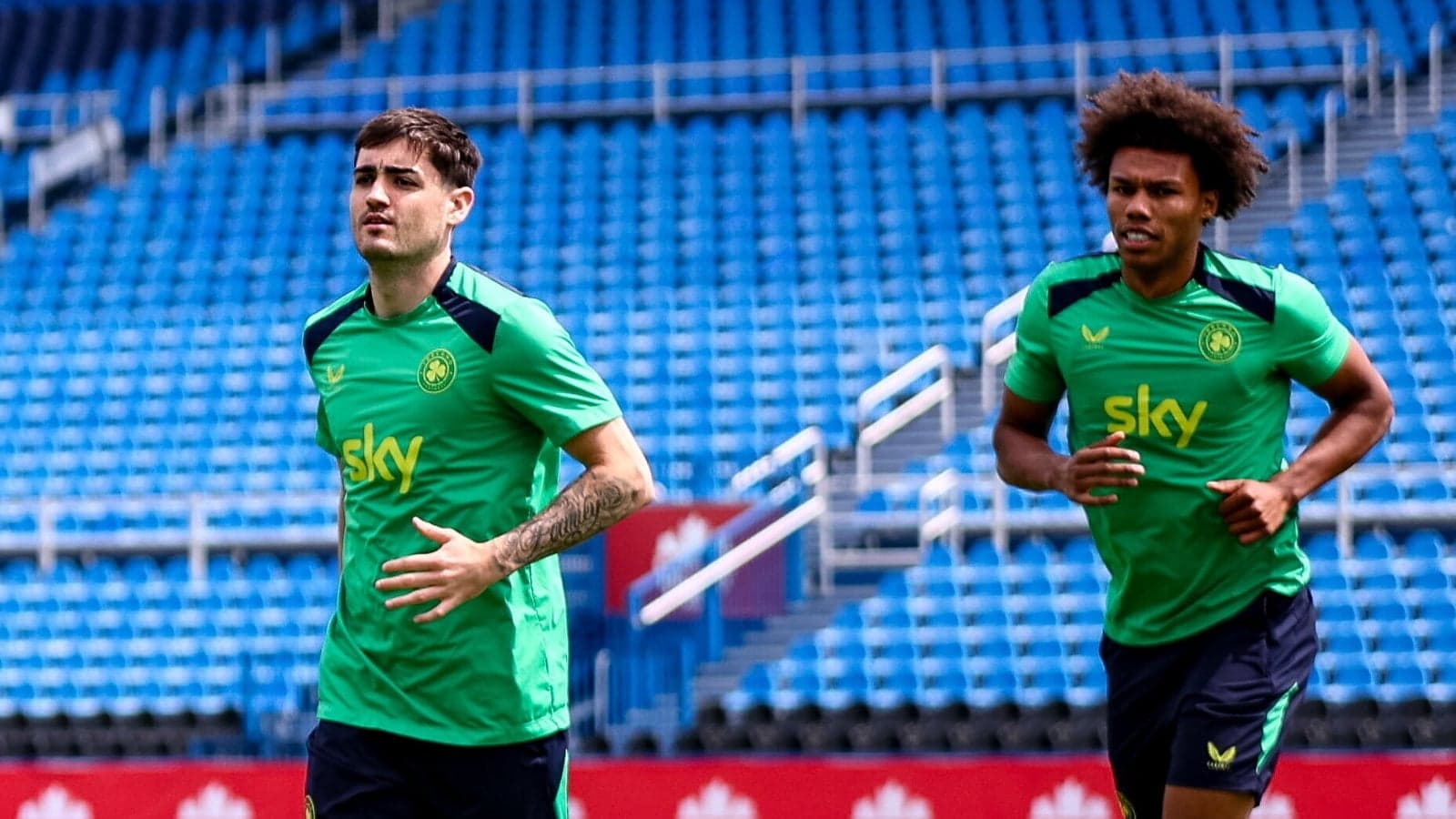 Jugadores corriendo durante entrenamiento en el estadio