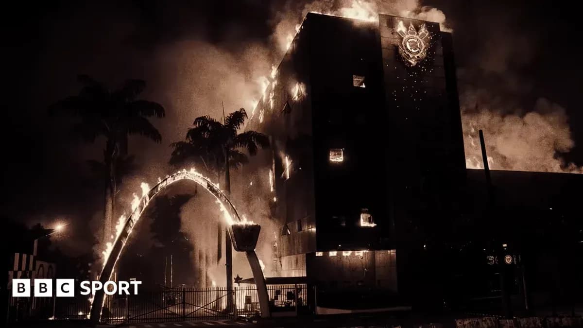 Edificio en llamas con palmeras al frente