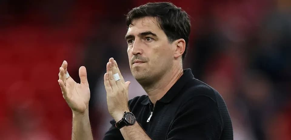 Entrenador aplaudiendo en el campo después del partido