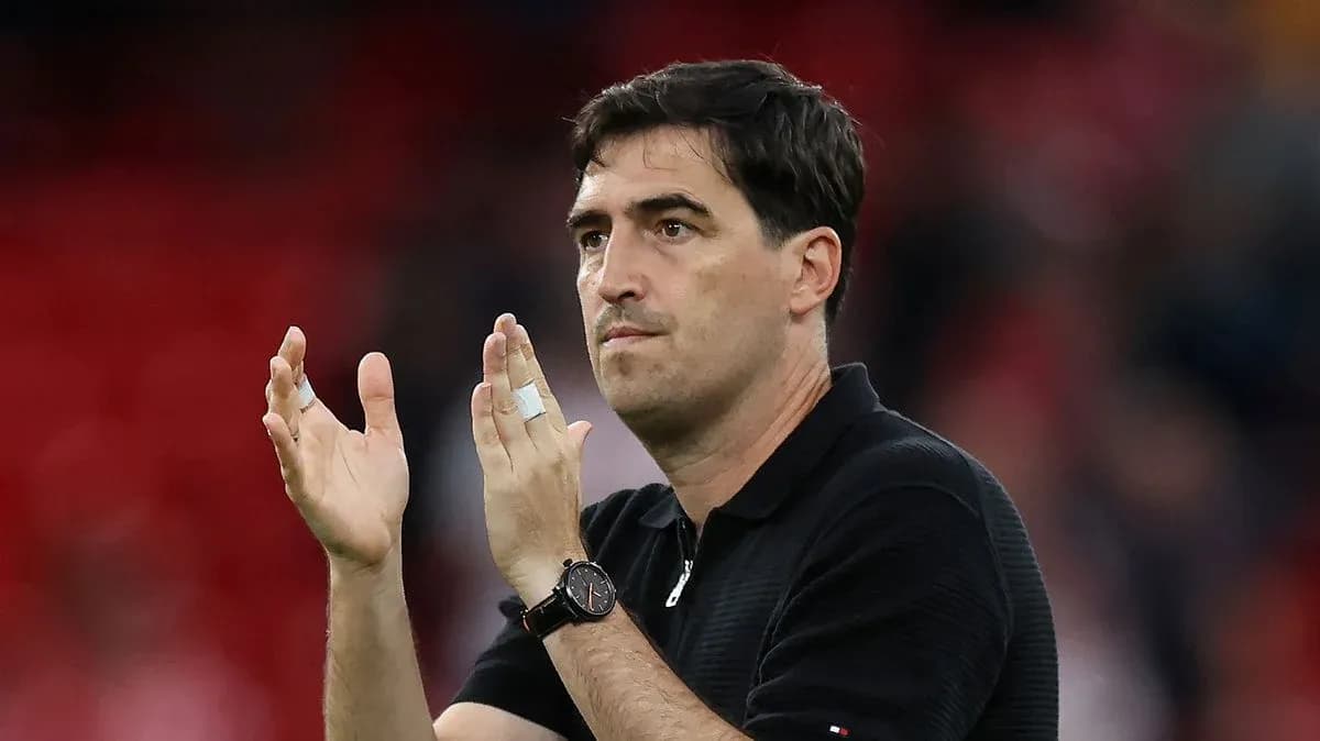 Entrenador aplaudiendo en el campo después del partido