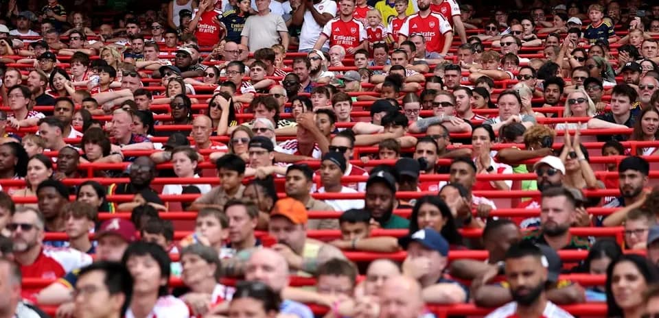 Multitud de aficionados en un estadio de fútbol
