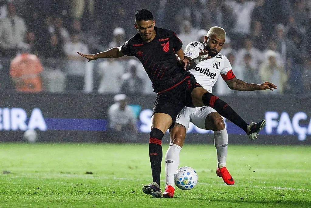 Jugador de Athletico Paranaense desafiando a jugador de Santos