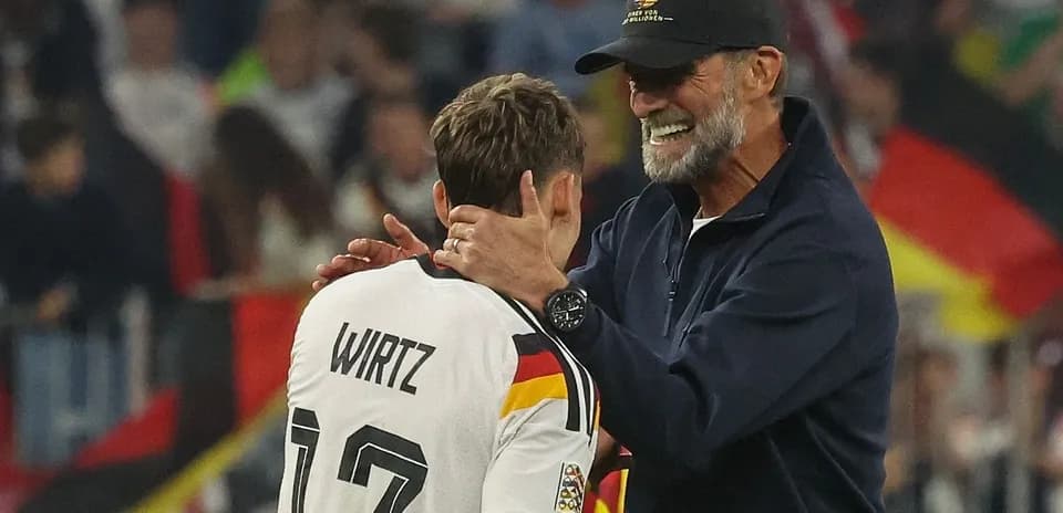 Entrenador felicitando a jugador tras el partido