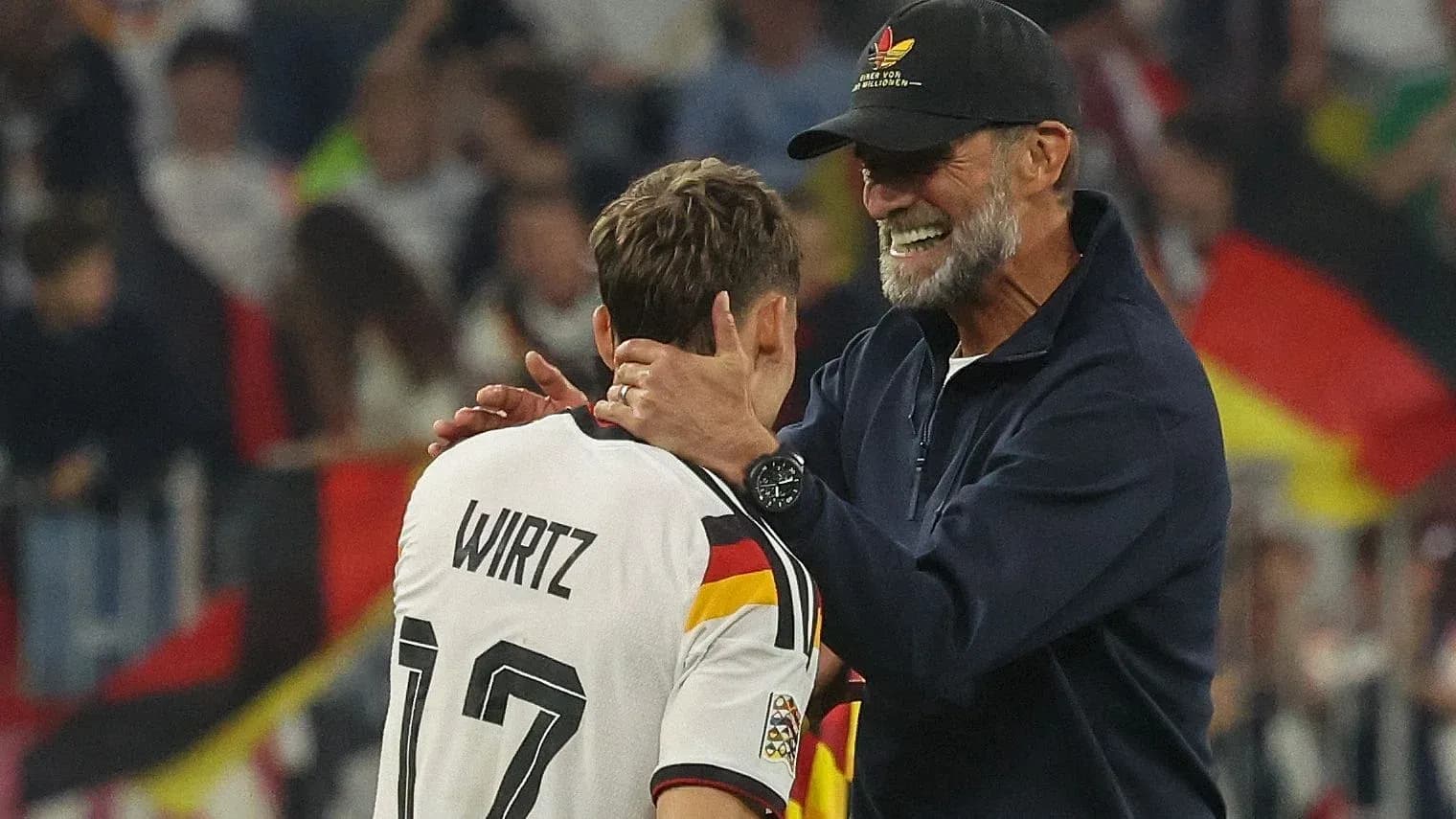 Entrenador felicitando a jugador tras el partido