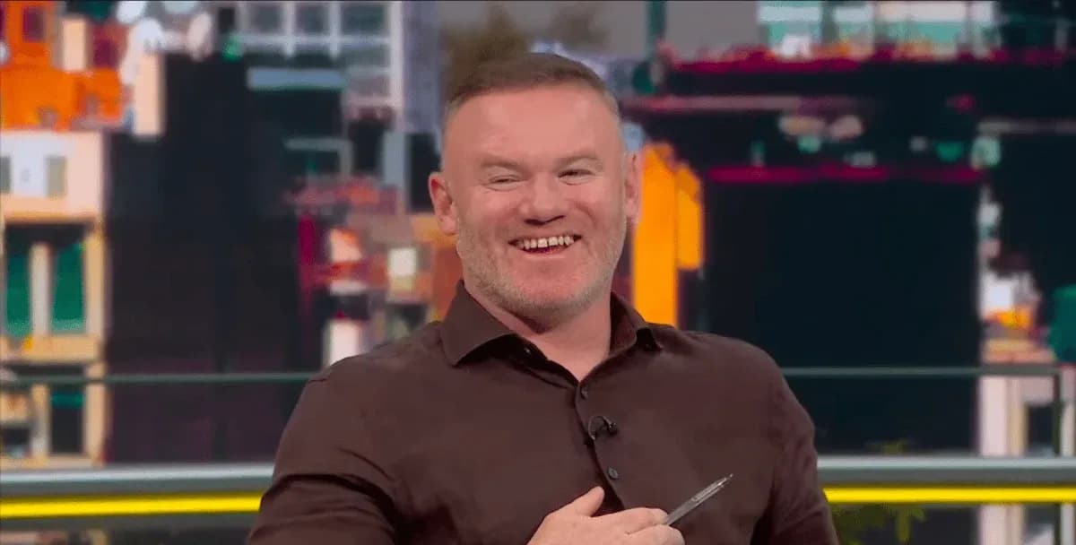 Hombre sonriendo en un set de televisión