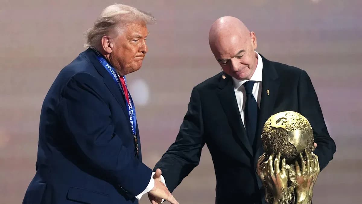 Donald Trump y Gianni Infantino estrechando manos con trofeo