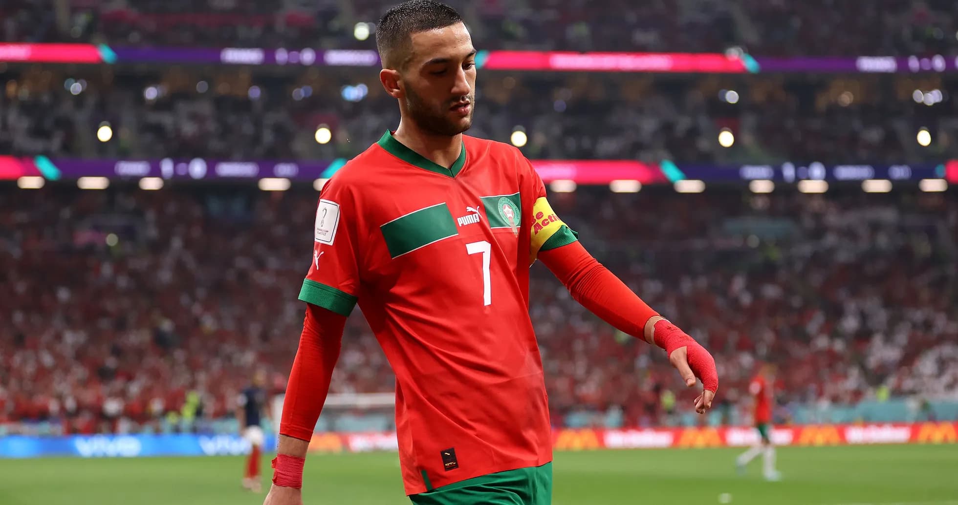 Jugador de Marruecos caminando por el campo