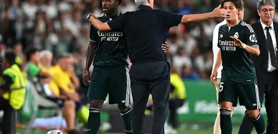 Entrenador dirigiéndose a jugadores en el banquillo