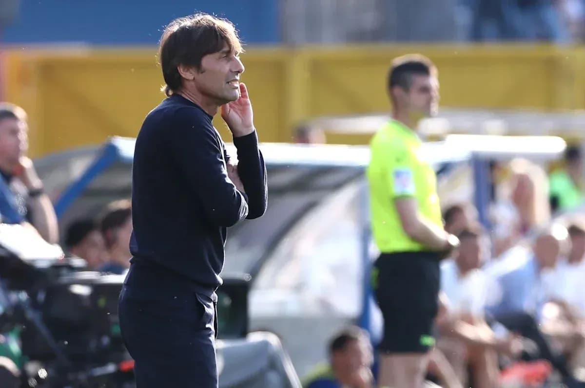 Entrenador dirigiendo desde la línea de banda