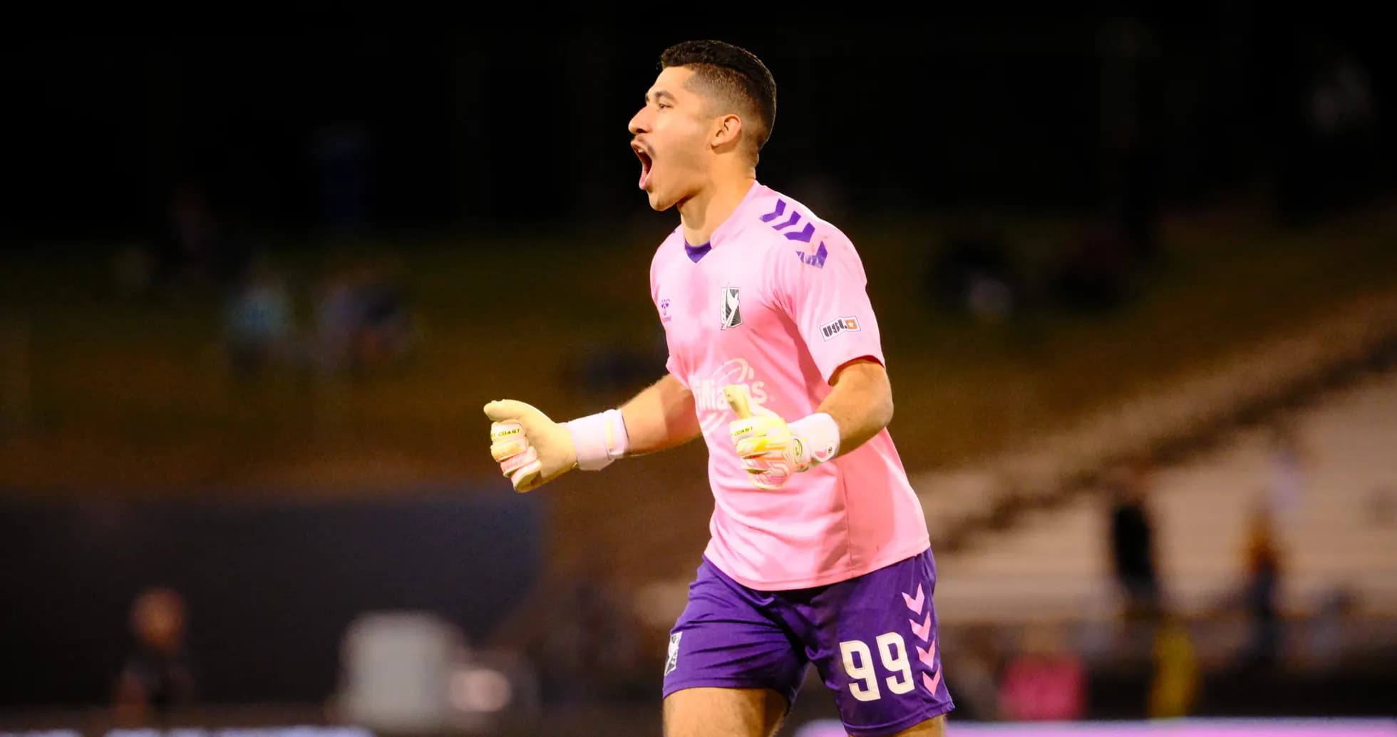 Portero celebrando durante el partido