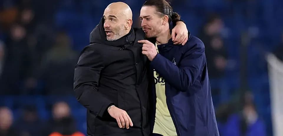 Entrenador y jugador celebrando tras el partido