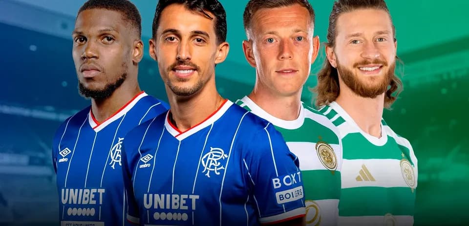 Jugadores de Rangers y Celtic en uniformes de equipo