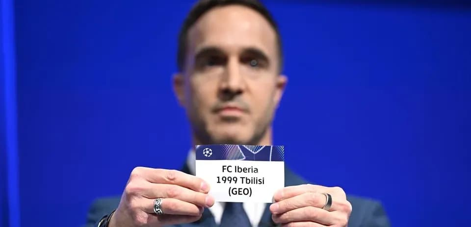 Hombre sosteniendo tarjeta de FC Iberia 1999 Tbilisi