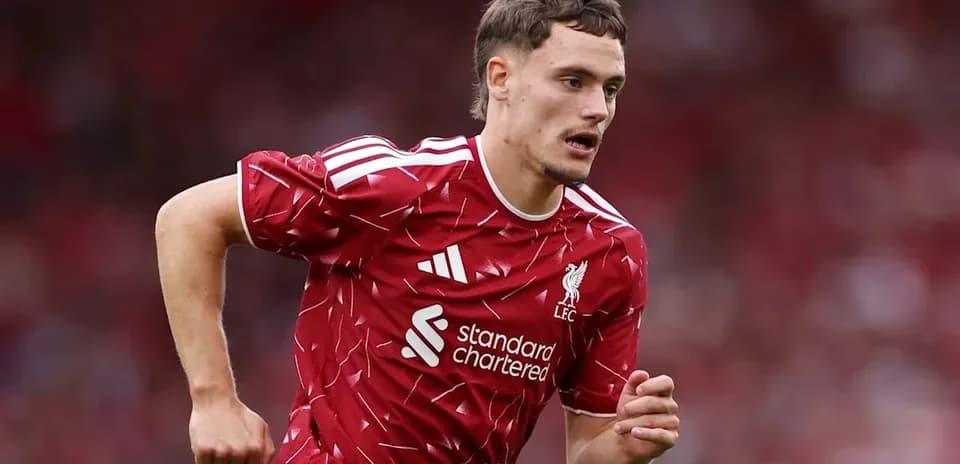Jugador de Liverpool corriendo en el campo de juego