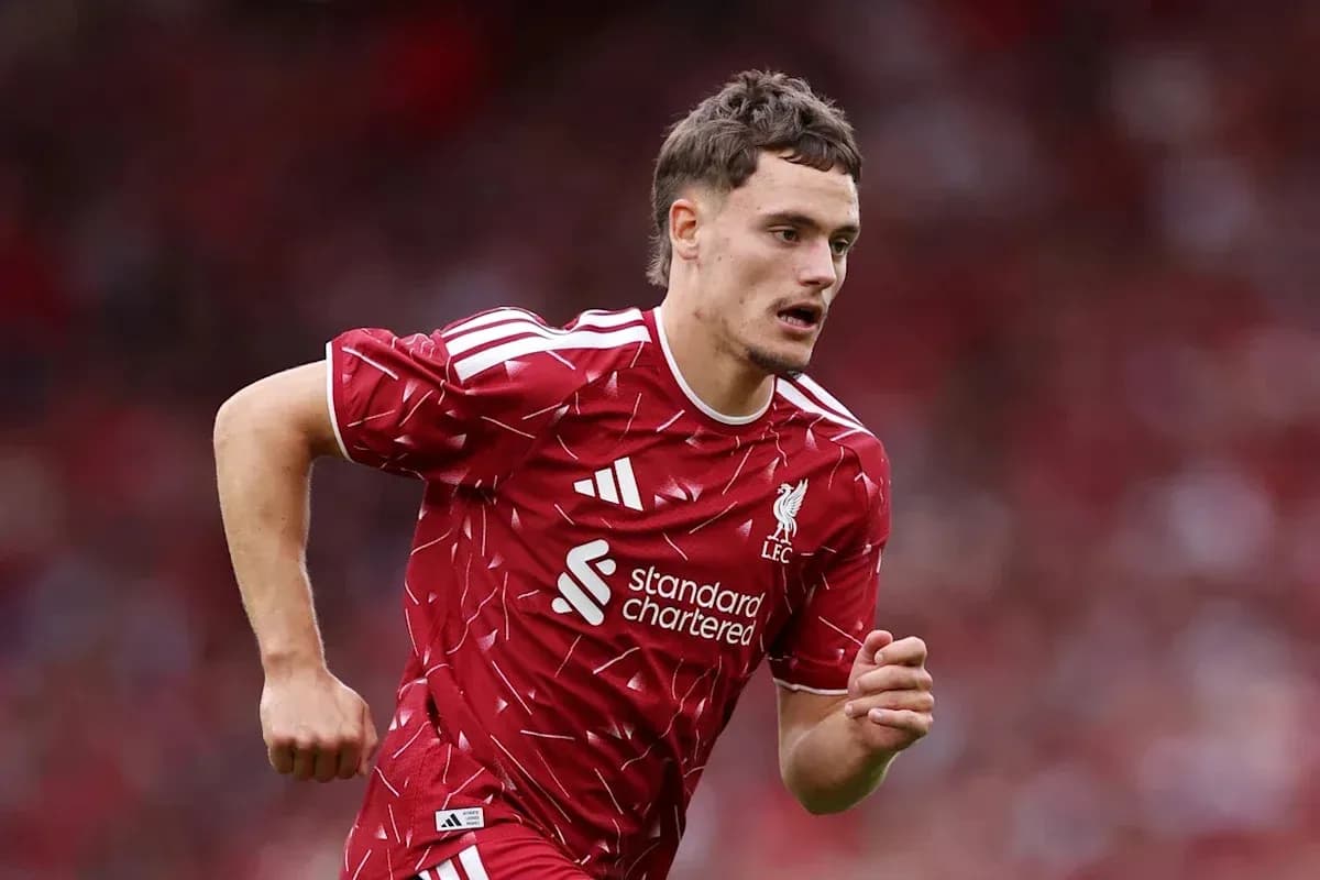 Jugador de Liverpool corriendo en el campo de juego