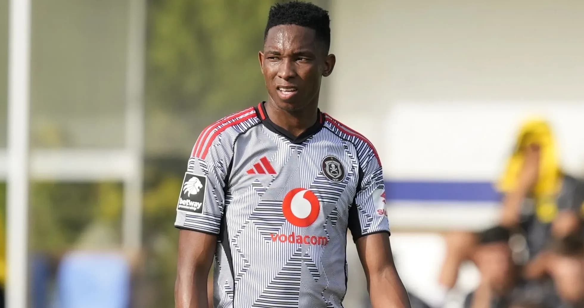 Jugador de fútbol en camiseta de Orlando Pirates