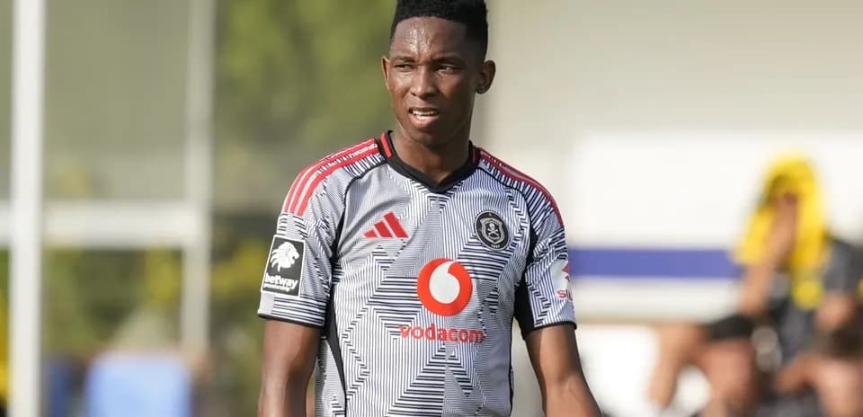 Jugador de fútbol en camiseta de Orlando Pirates