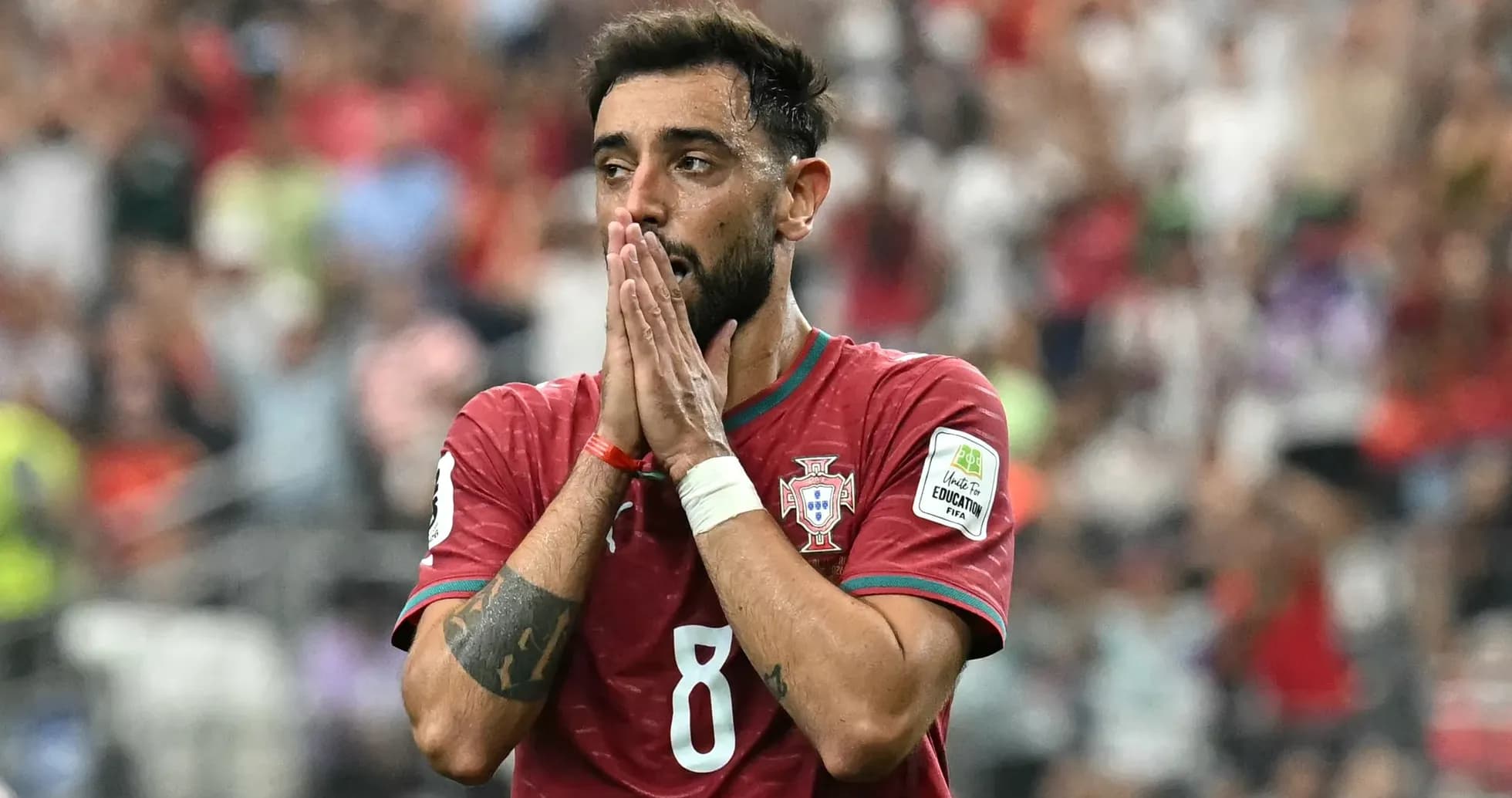 Jugador de Portugal con manos en la cara durante partido