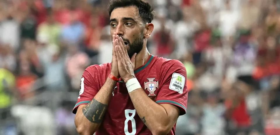 Jugador de Portugal con manos en la cara durante partido