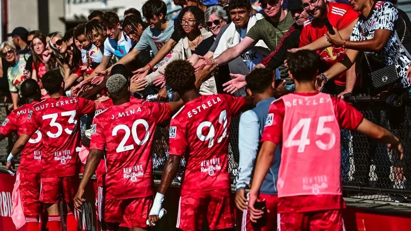 Jugadores de New York RB II saludando a los fans