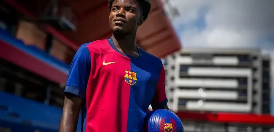 Jugador de FC Barcelona sosteniendo un balón