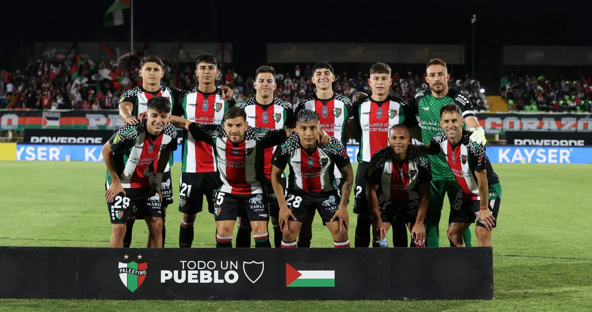 Jugadores de Palestino posando antes del partido