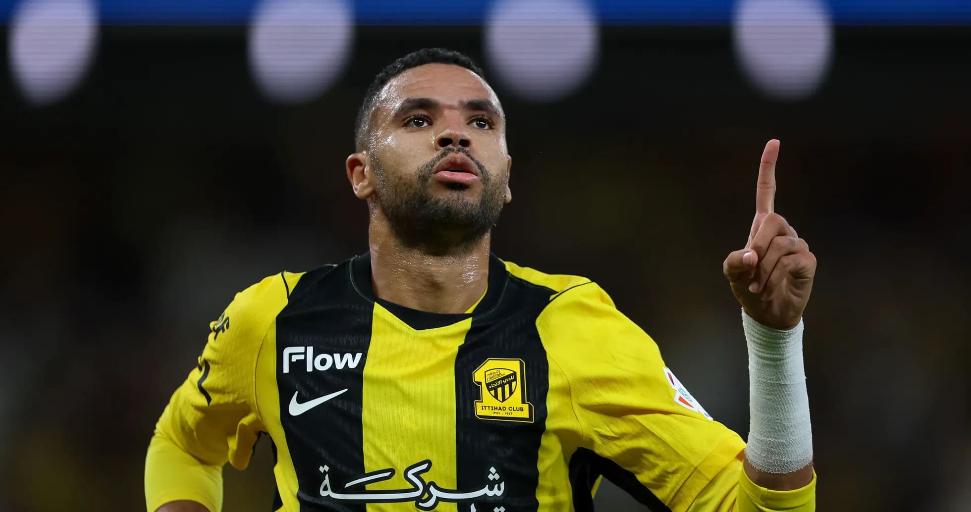 Jugador de Ittihad celebrando con un dedo levantado