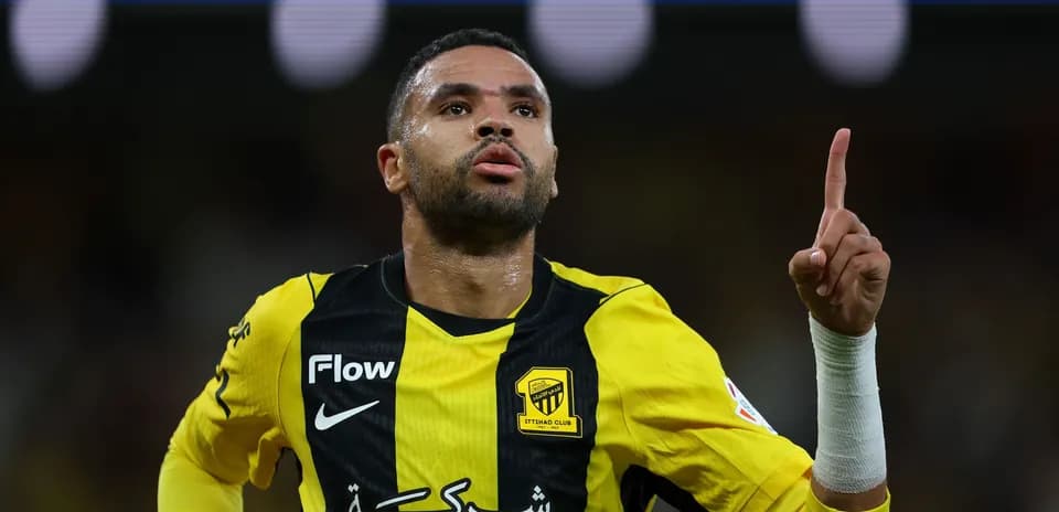 Jugador de Ittihad celebrando con un dedo levantado