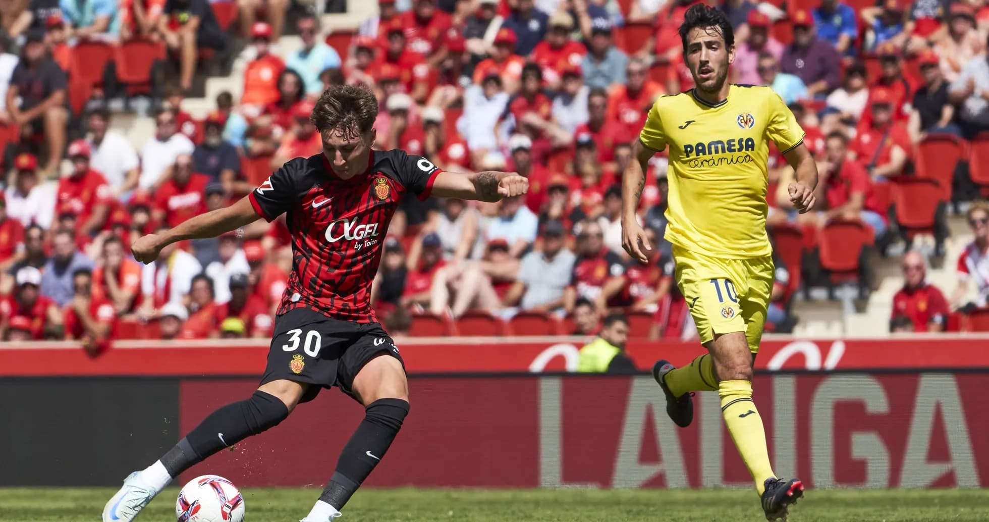 Jugador de Mallorca chutando el balón contra Villarreal