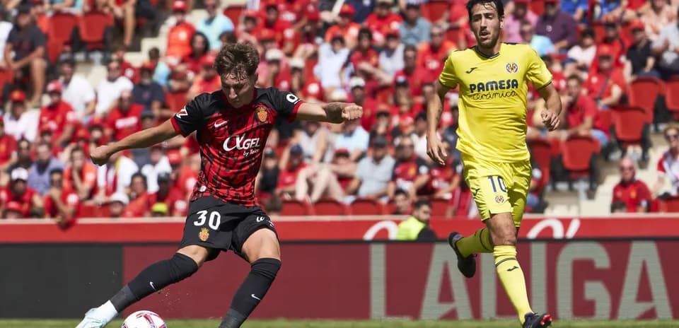 Jugador de Mallorca chutando el balón contra Villarreal